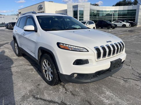Used 2017 Jeep Cherokee Latitude w/ Cold Weather Group image 2