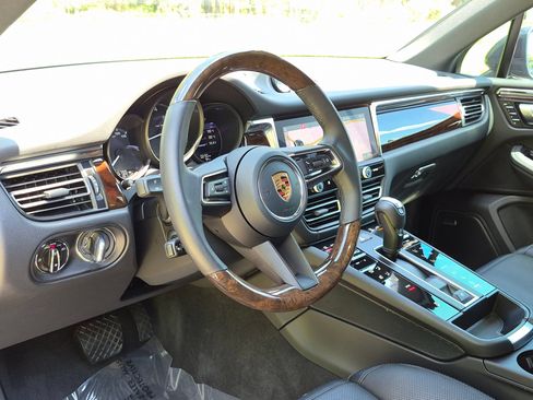 Certified 2026 Porsche Macan AWD/4WD image 4