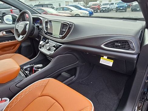 New 2026 Chrysler Pacifica Pinnacle image 57