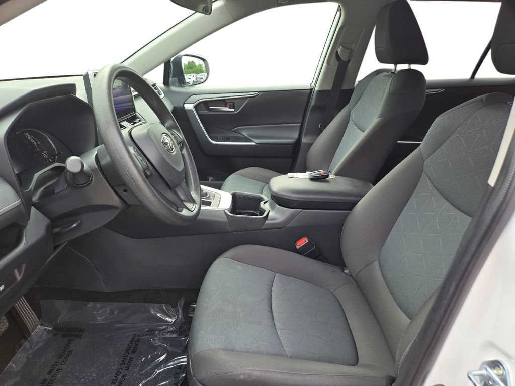 Used 2025 Toyota RAV4 XLE AWD/4WD image 17