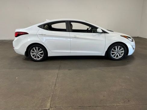 Used 2015 Hyundai Elantra SE w/ Option Group 02 FWD image 2