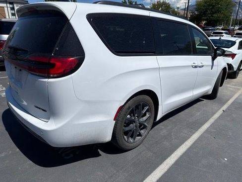 Used 2025 Chrysler Pacifica Limited FWD image 3