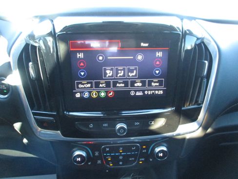 Used 2021 Chevrolet Traverse LT image 20
