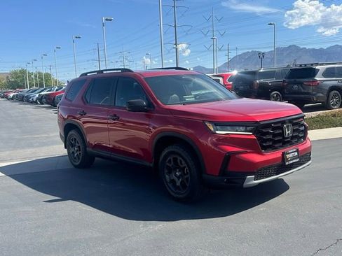 Used 2025 Honda Pilot TrailSport image 27