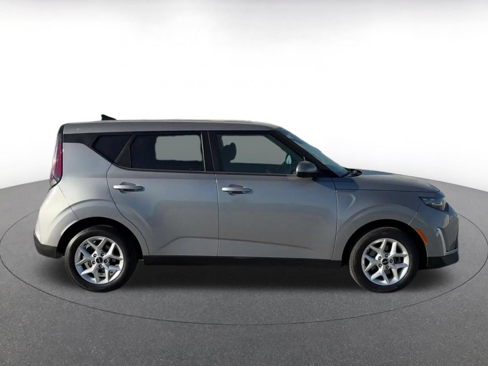 Used 2025 Kia Soul LX w/ LX Technology Package FWD image 15