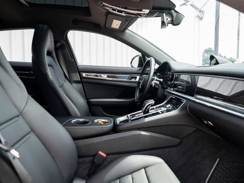 Used 2023 Porsche Panamera 4 Platinum Edition AWD/4WD image 31