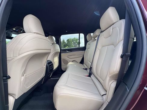 Used 2025 Jeep Grand Cherokee Limited RWD image 14