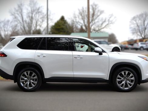 Used 2025 Toyota Grand Highlander AWD image 4