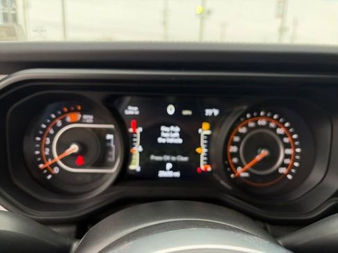 Used 2025 Jeep Wrangler Sahara image 46