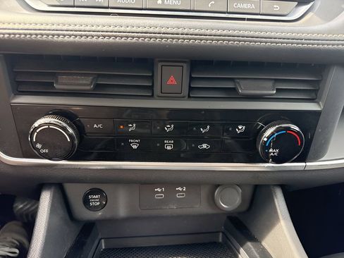 Used 2024 Nissan Rogue S FWD image 18