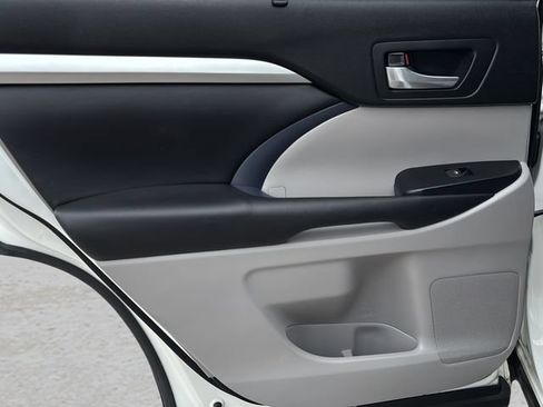 Used 2018 Toyota Highlander XLE FWD image 17