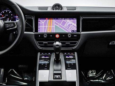 Used 2025 Porsche Macan image 17