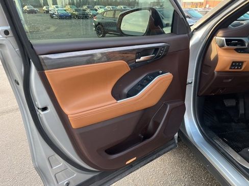 Used 2021 Toyota Highlander Platinum image 6