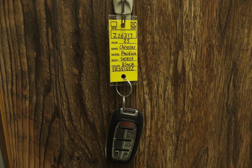 Used 2025 Chrysler Pacifica Select FWD image 21