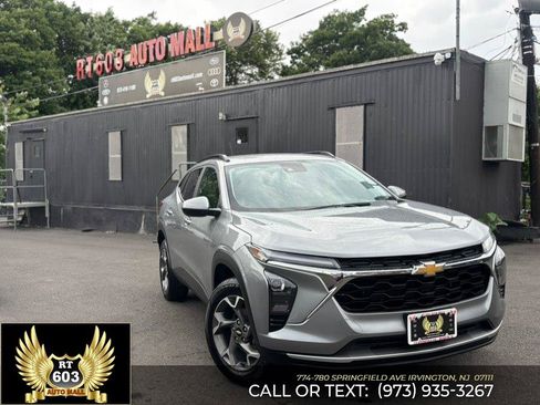 Used 2025 Chevrolet Trax LT FWD image 3
