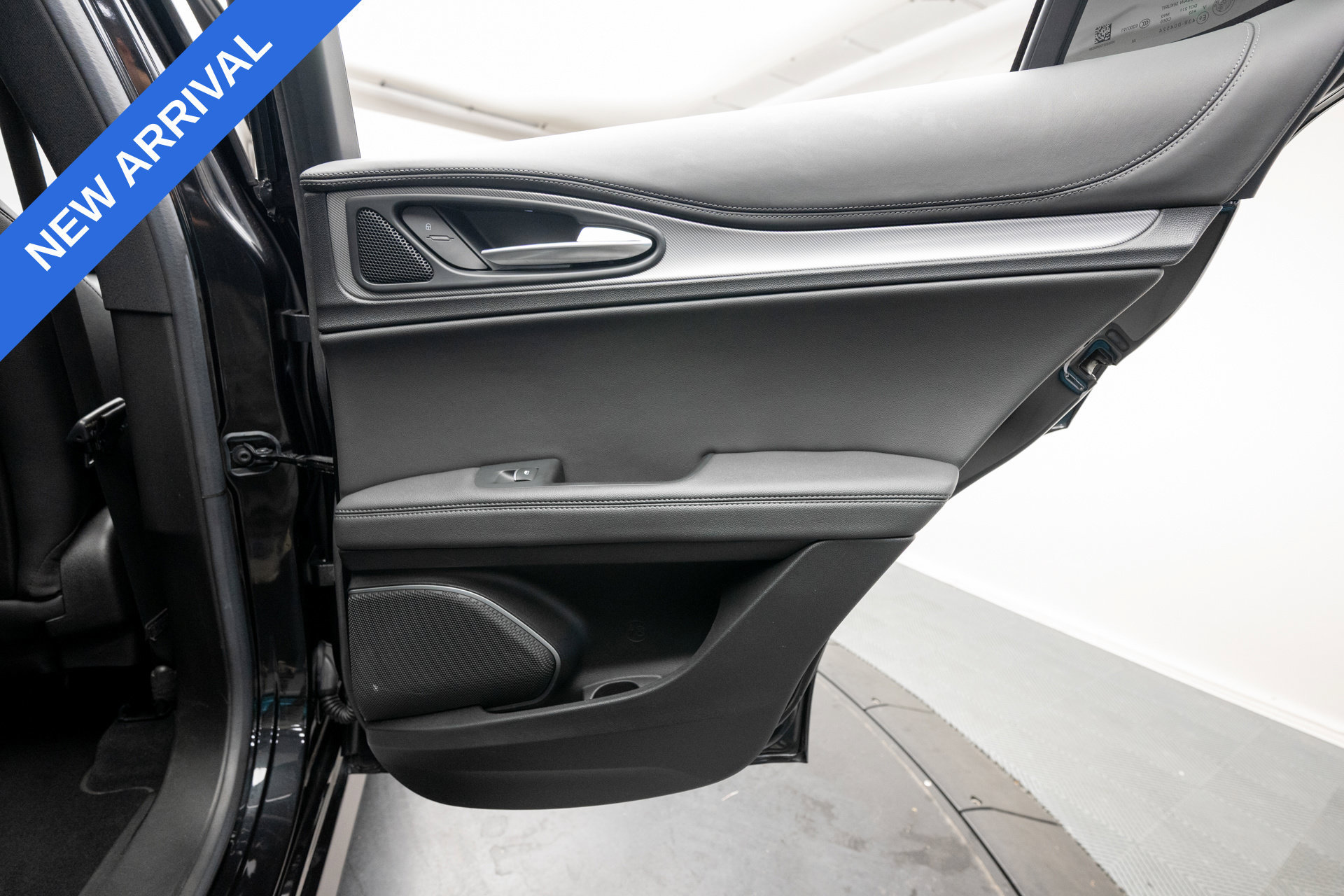 Used 2023 Alfa Romeo Stelvio Veloce AWD/4WD image 39