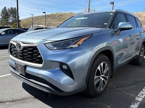 Used 2023 Toyota Highlander XLE image 4