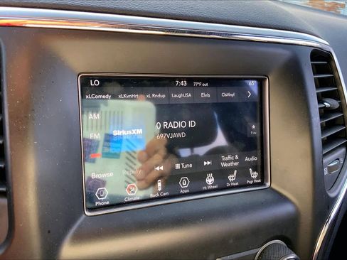 Used 2018 Jeep Grand Cherokee Laredo AWD/4WD image 31