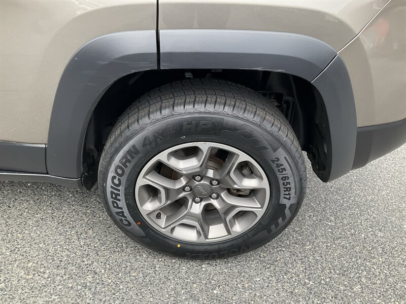 Used 2021 Jeep Cherokee Trailhawk w/ Premium Leather Package AWD/4WD image 10