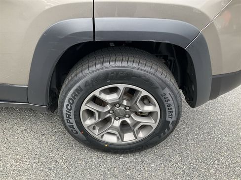 Used 2021 Jeep Cherokee Trailhawk w/ Premium Leather Package AWD/4WD image 10