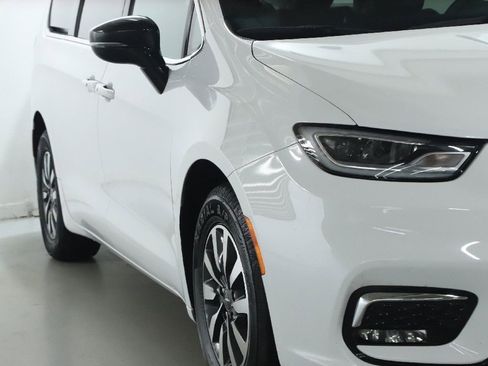 Used 2024 Chrysler Pacifica Select image 8