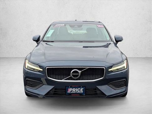 Used 2020 Volvo S60 T5 Momentum image 2