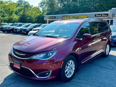 Used 2020 Chrysler Pacifica Touring-L image 4