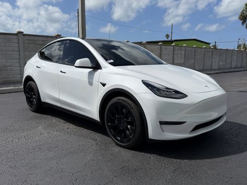 Used 2022 Tesla Model Y Long Range image 8