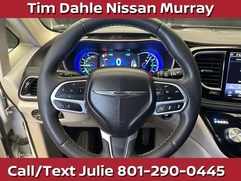 Used 2023 Chrysler Pacifica Limited FWD image 25