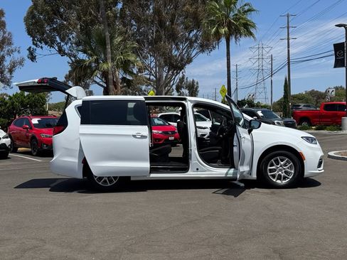 Used 2024 Chrysler Pacifica Touring FWD image 30