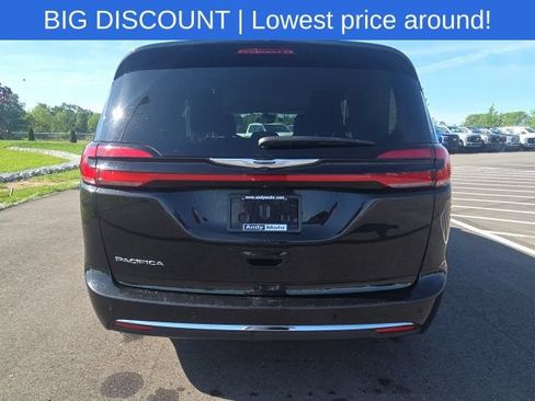 Used 2023 Chrysler Pacifica Touring-L FWD image 11
