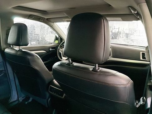 Used 2017 Toyota Highlander XLE AWD/4WD image 11