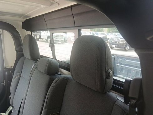 New 2025 Jeep Gladiator Sport image 15