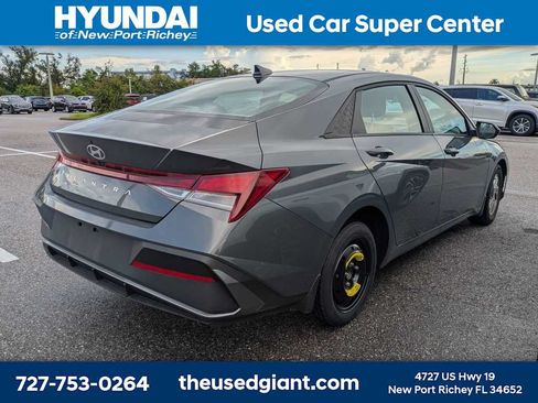Used 2025 Hyundai Elantra SE FWD image 2