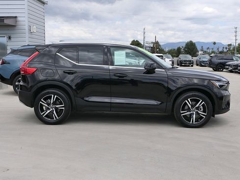 Used 2025 Volvo XC40 B5 Core AWD/4WD image 2