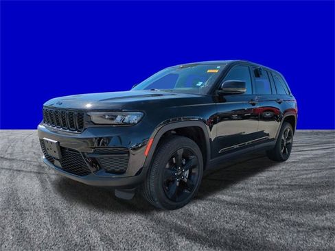 Used 2024 Jeep Grand Cherokee Altitude image 8