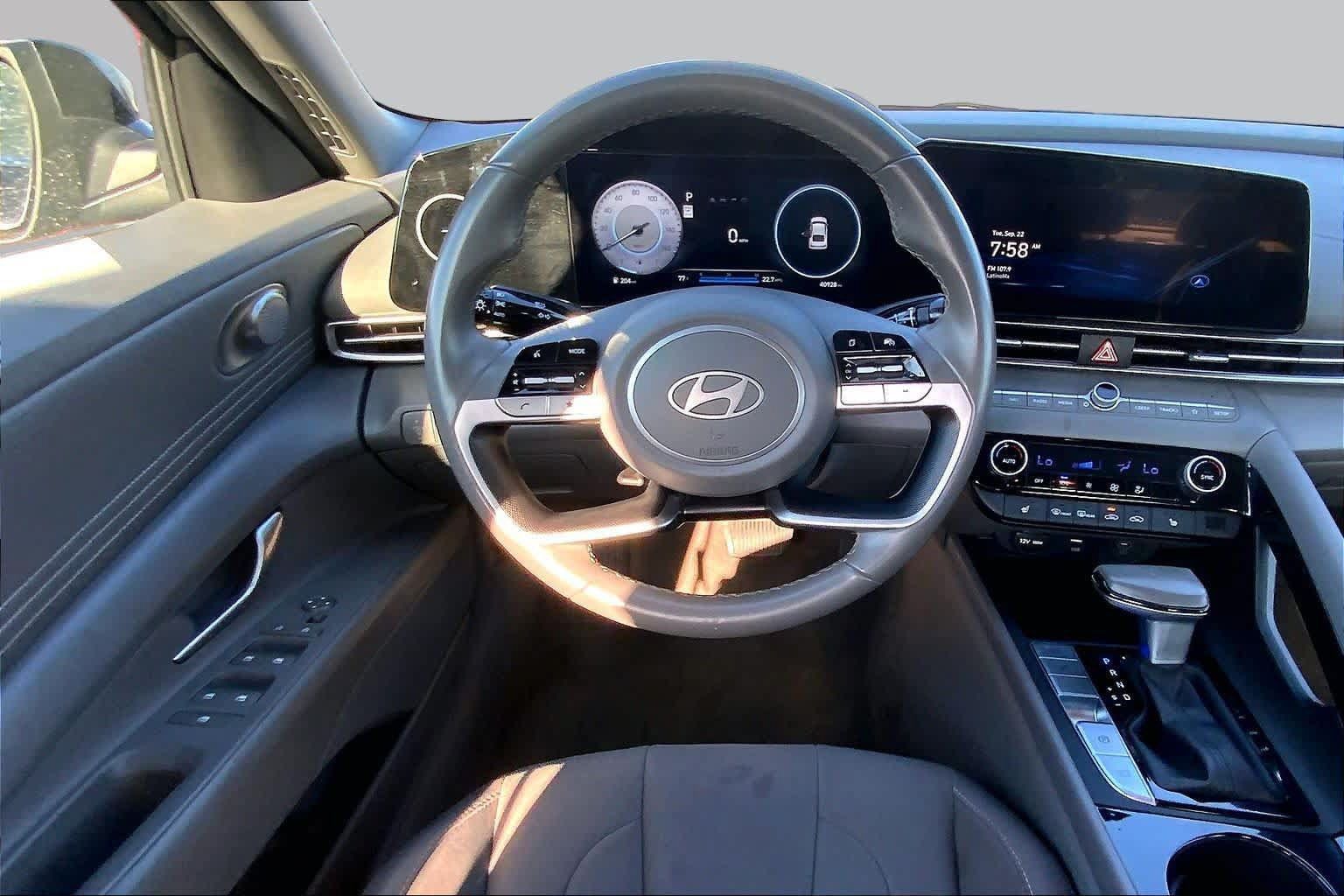 Used 2025 Hyundai Elantra SEL FWD image 6