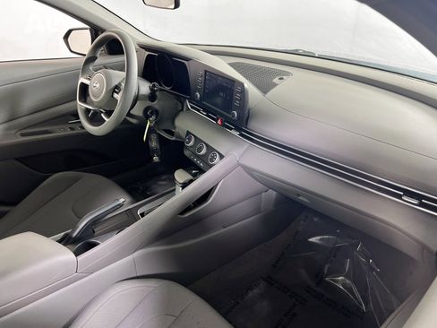 Used 2023 Hyundai Elantra SE w/ Preferred Accessory Package image 26