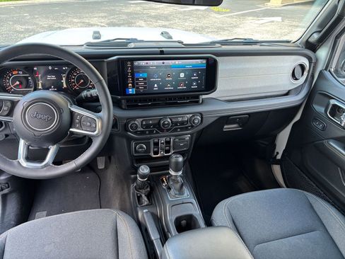 Used 2025 Jeep Wrangler Unlimited Sahara AWD/4WD image 28