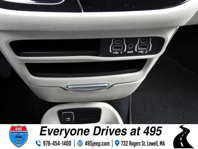 Used 2023 Chrysler Pacifica Touring-L FWD image 33