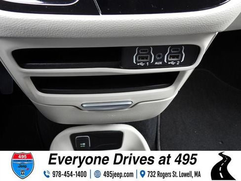 Used 2023 Chrysler Pacifica Touring-L FWD image 33