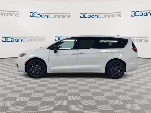 New 2026 Chrysler Pacifica Select image 5