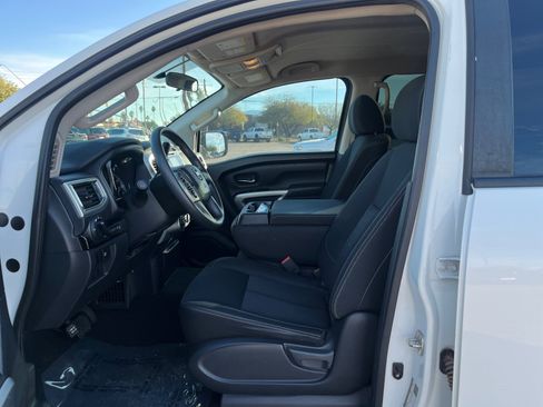 Used 2018 Nissan Titan SV image 14
