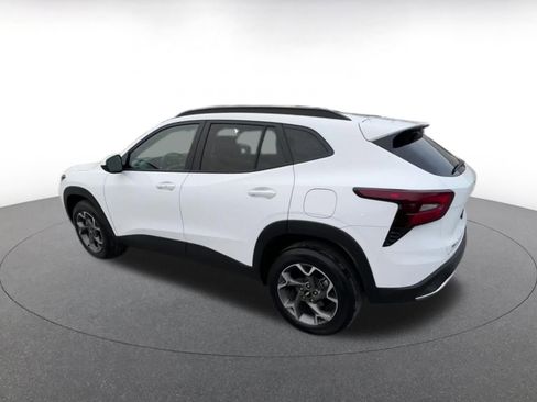 Used 2025 Chevrolet Trax LT w/ LT Convenience Package image 10