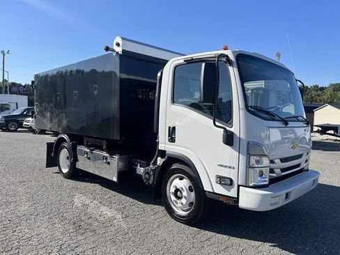Used 2024 Chevrolet Low Cab Forward image 2