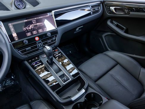 Certified 2026 Porsche Macan AWD/4WD image 47
