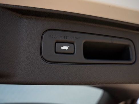 Used 2025 Honda Pilot EX-L image 11