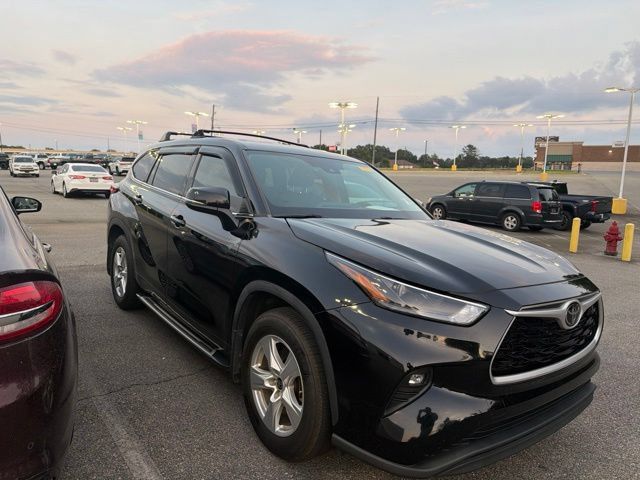 Used 2022 Toyota Highlander LE AWD/4WD image 3