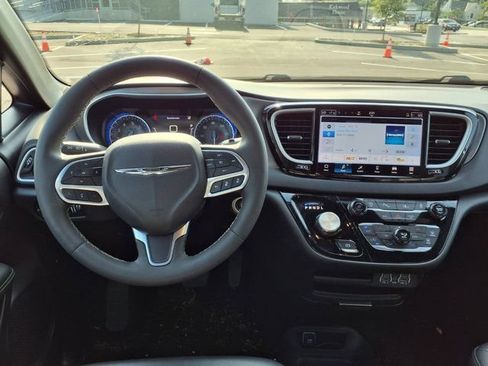 Used 2025 Chrysler Pacifica Select FWD image 5