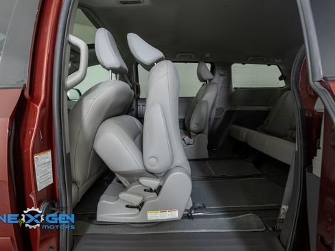 Used 2019 Toyota Sienna XLE w/ XLE Navigation Package AWD/4WD image 26